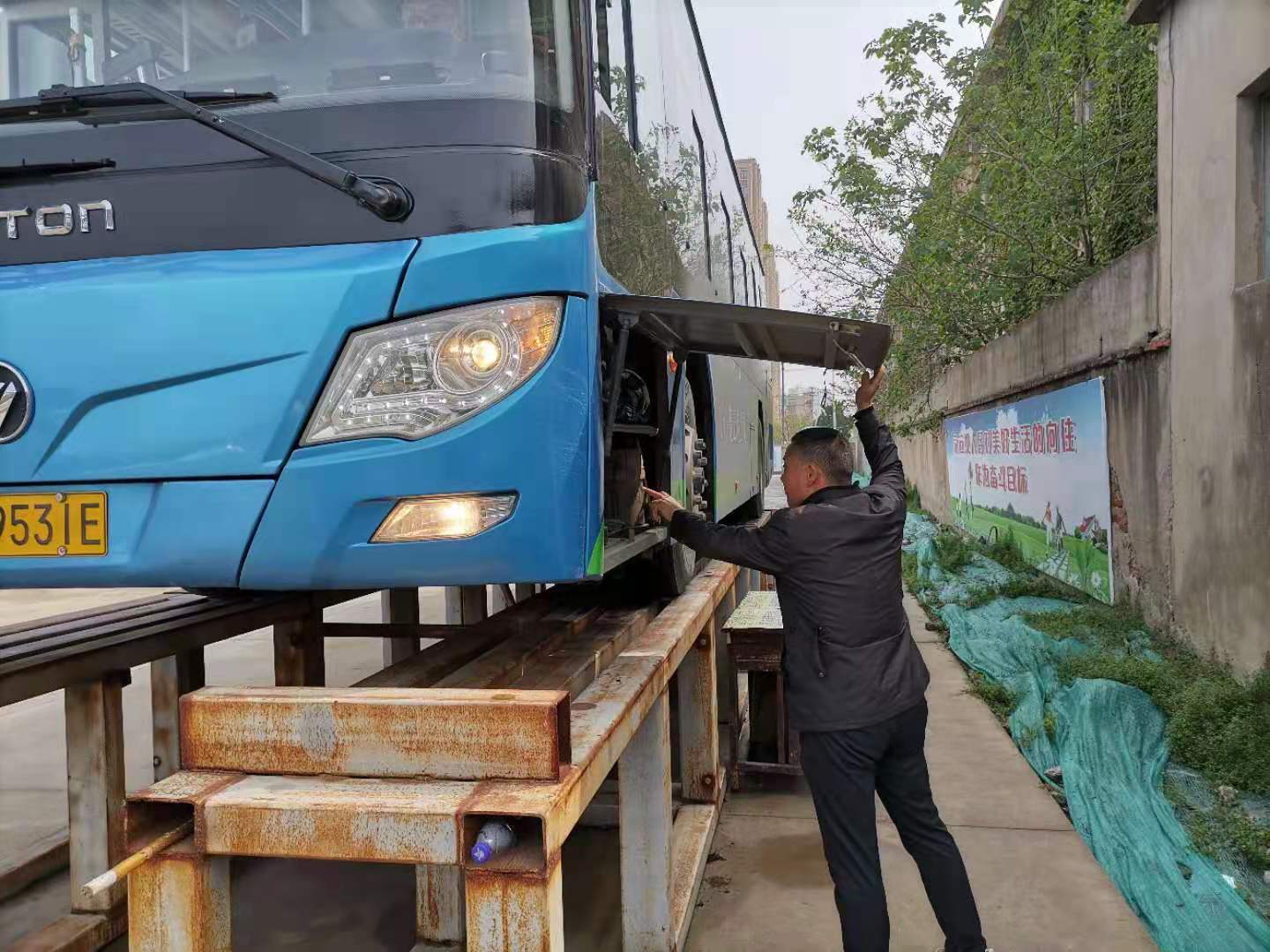 公交集團公交事業(yè)一部開展“五一節(jié)”前 運營車輛例保大檢查